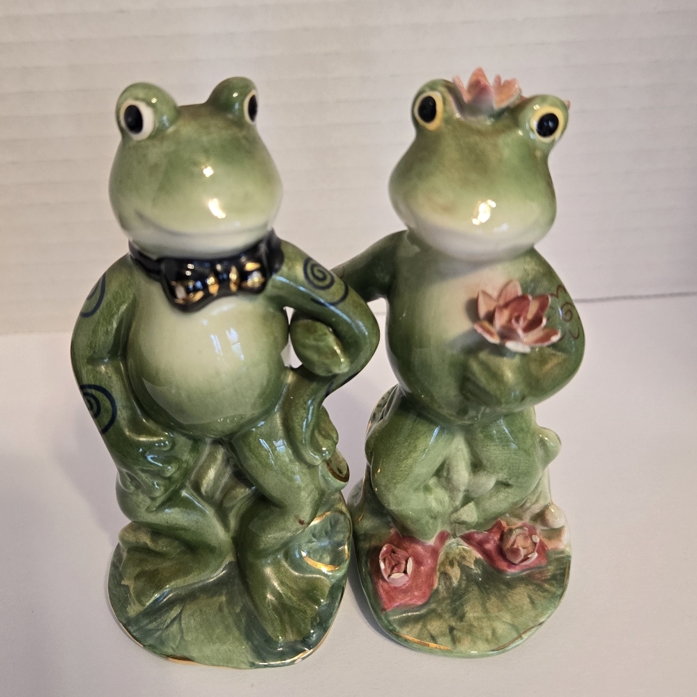 Appletree Desing. Alfrogo & Frogalina A Salt & Pepper Shaker Couple.